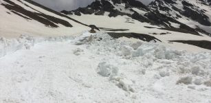 La Guida - Francesi al lavoro per sgomberare la neve dal colle dell’Agnello