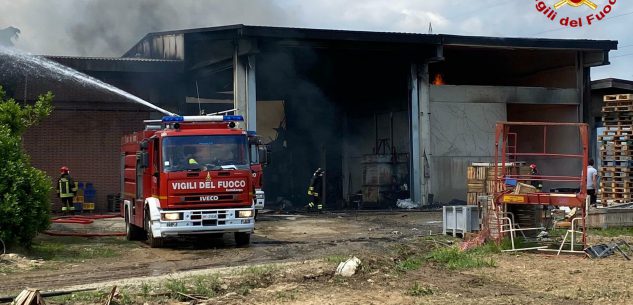 La Guida - Vigili del fuoco anche dal cuneese per un capannone a Cavour