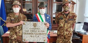 Limone, riconsegnata la targa del capitano Grandi La Guida - Limone, riconsegnata la targa del capitano Grandi