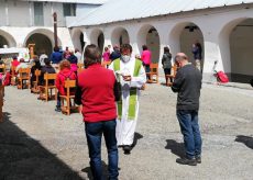 La Guida - Processioni e cortei funebri si possono fare e per i sacerdoti i guanti diventano facoltativi