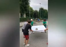 La Guida - In oratorio a palla si gioca con i lenzuoli, per evitare il contatto e rispettare le norme sulla sicurezza (video)