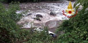 La Guida - Finisce nel fiume con l’auto, donna chiede aiuto e viene salvata