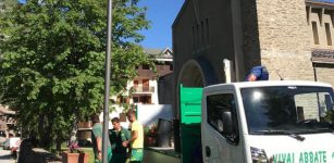 La Guida - Turista dona fiori per abbellire Pontechianale