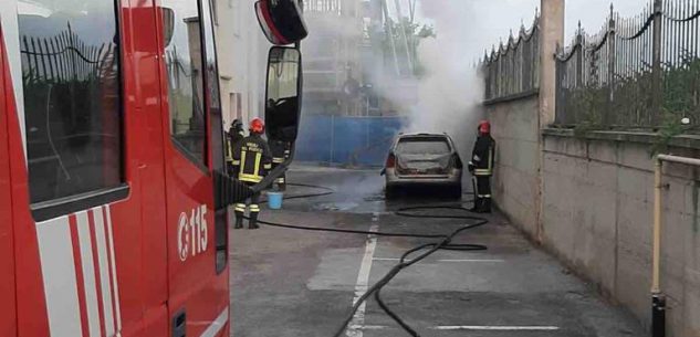 La Guida - Auto a fuoco nel cortile della casa di riposo di Rocca De’ Baldi