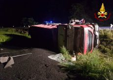 La Guida - Camion carico di asfalto si ribalta a Priola