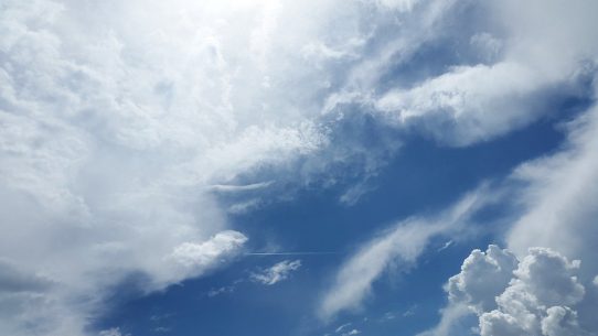 Cielo azzurro con un po' di nuvole