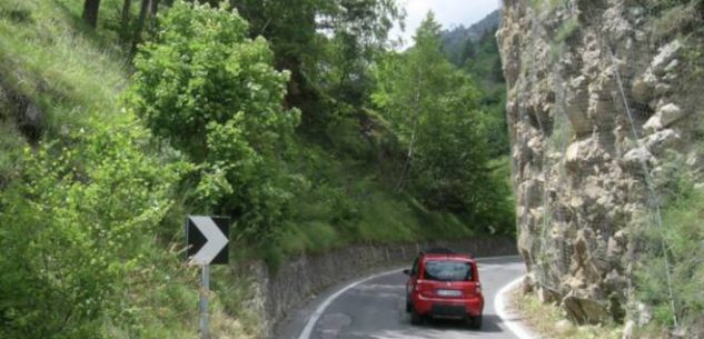 La Guida - Lavori sulla strada della valle Maira