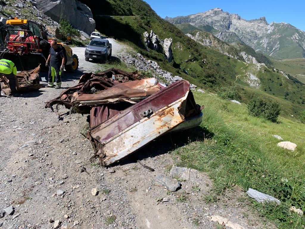 Rimossa la Chevrolet di Beppe Grillo precipitata 39 anni fa in un burrone a Limone