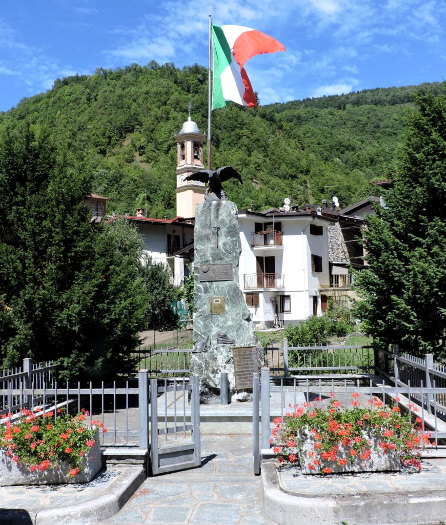 Roaschia - Monumento in piazza Ortigara