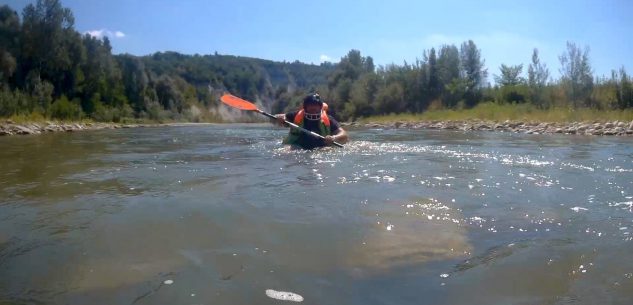 La Guida - Farigliano: scava una zucca gigante e fa rafting sul Tanaro