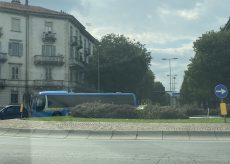 La Guida - Pullman fermo tra largo De Amicis e corso IV Novembre a Cuneo