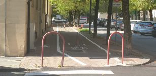 La Guida - La pista ciclabile sul marciapiede in via Carlo Boggio