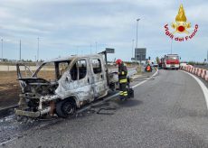 La Guida - Furgone in fiamme, temporanea chiusura raccordo Cuneo Centro