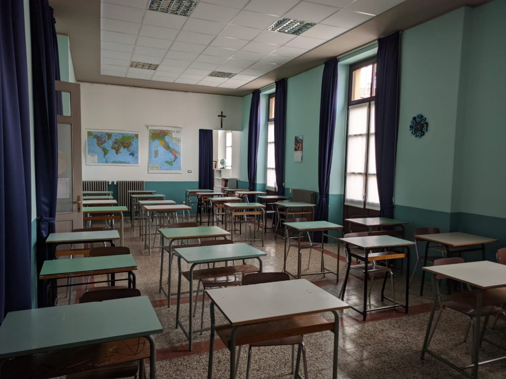 Studenti Del Liceo Artistico Musicale A Lezione In Cortile E In Oratorio La Guida La Guida