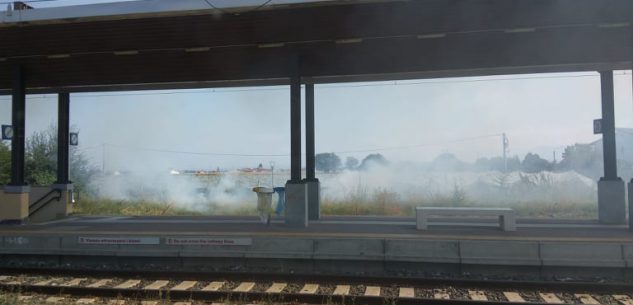 La Guida - Sterpaglie in fiamme presso la stazione di Centallo