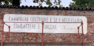 La Guida -  La scritta fascista restaurata infiamma gli animi a Scarnafigi