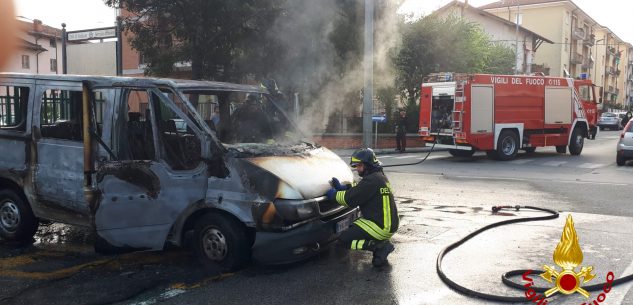 La Guida - Furgone in fiamme nel centro di Saluzzo