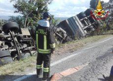 La Guida - Camion carico di maiali si ribalta lungo la provinciale per Barolo