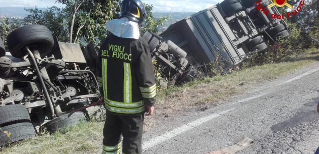 La Guida - Camion carico di maiali si ribalta lungo la provinciale per Barolo