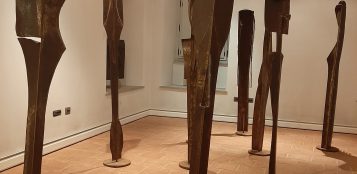 La Guida - I Totem di otto artisti e l’omaggio a Claudio Salvagno