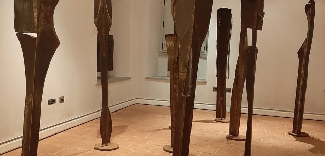 La Guida - I Totem di otto artisti e l’omaggio a Claudio Salvagno