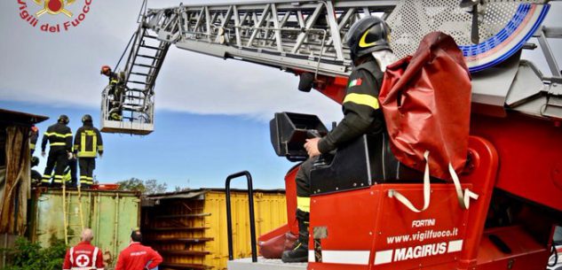 La Guida - Cade in un container, viene tratto in salvo dai Vigili del fuoco