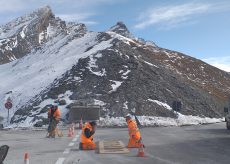 La Guida - Cantonieri al lavoro sulla vetta del Colle dell’Agnello per il Giro d’Italia