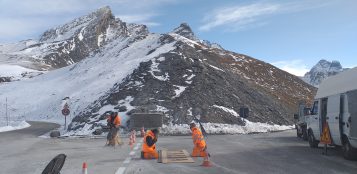 La Guida - Cantonieri al lavoro sulla vetta del Colle dell’Agnello per il Giro d’Italia
