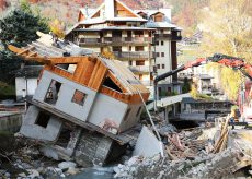 La Guida - In demolizione la palazzina simbolo dell’alluvione di Limone