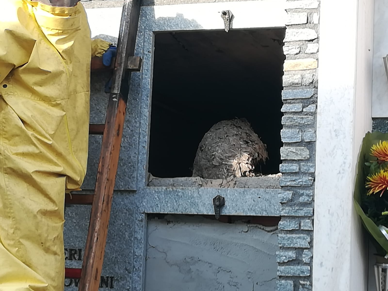 Cadde e si infortunò mentre smontava una lastra di marmo al cimitero