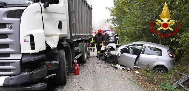 La Guida - Villafalletto, scontro frontale tra auto e camion