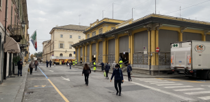 La Guida - Il primo giorno di “zona rossa” cambia le abitudini anche al mercato