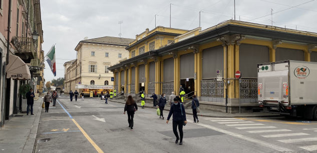 La Guida - Il primo giorno di “zona rossa” cambia le abitudini anche al mercato