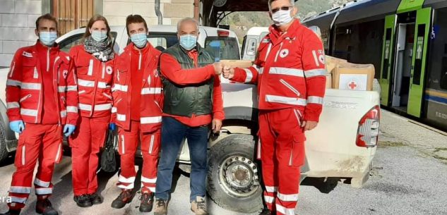 La Guida - La Croce Rossa di Peveragno a Tenda per la consegna di alimenti e vestiti