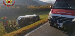 La Guida - Camion in una scarpata, conducente leggermente ferito