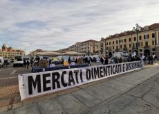La Guida - Ambulanti, protesta in piazza Galimberti: “Non ci fanno lavorare, non riusciamo a pagare le tasse” (video)