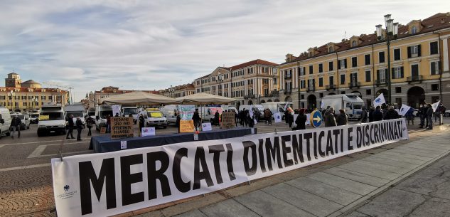 La Guida - Ambulanti, protesta in piazza Galimberti: “Non ci fanno lavorare, non riusciamo a pagare le tasse” (video)