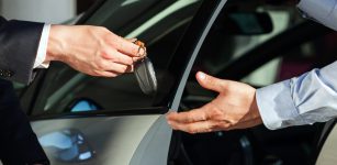 Mette in vendita la Porsche su Internet, ma viene raggirato La Guida - Mette in vendita la Porsche su Internet, ma viene raggirato