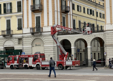 La Guida - Cade intonaco sotto i portici di piazza Galimberti