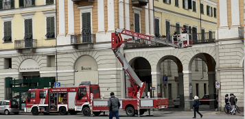 La Guida - Cade intonaco sotto i portici di piazza Galimberti