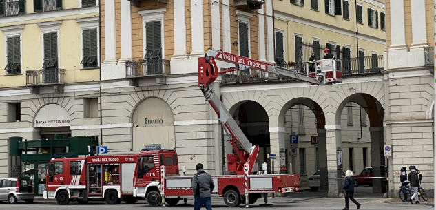 La Guida - Cade intonaco sotto i portici di piazza Galimberti