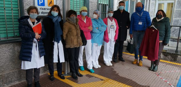 La Guida - L’Abio dona una serie di divise all’insegnante ospedaliera