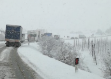 La Guida - Si ribalta per la neve camion che trasportava vitelli