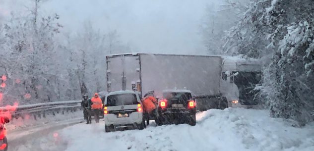 La Guida - Camion di traverso a Nucetto sulla statale 28 (video)