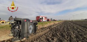 La Guida - Auto ribaltata in un incidente tra Monasterolo e Scarnafigi