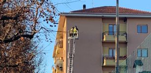 La Guida - Si stacca un pezzo di cornicione e colpisce due persone, una in pronto soccorso