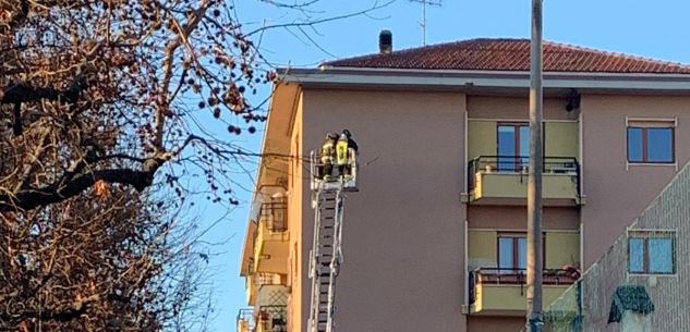 La Guida - Si stacca un pezzo di cornicione e colpisce due persone, una in pronto soccorso