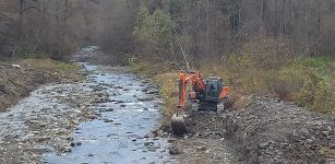 La Guida - Draghe al lavoro sulle protezioni spondali del Varaita