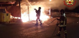 A fuoco i bidoni ecologici nel centro di Pradeboni di Peveragno La Guida - A fuoco i bidoni ecologici nel centro di Pradeboni di Peveragno