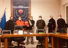 La Guida - I volontari Aib di Rossana donano un defibrillatore al municipio